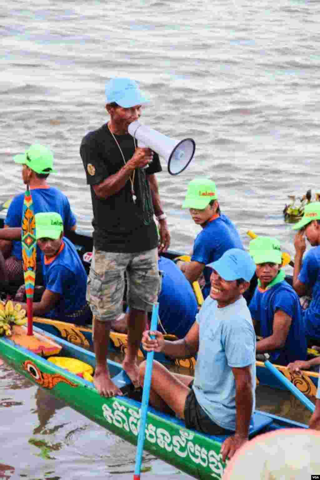 ទូកដែលចូលរួមប្រណាំង ក្នុងពិធីបុណ្យអុំទូកនៅឆ្នាំ២០១៤នេះ។ (នូវ ពៅលក្ខិណា VOA)