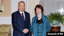 Yevropa Ittifoqi Tashqi ishlar vazirasi Ketrin Eshton 2012-yilda Oqsaroyda O'zbekiston rahbari Islom Karimov bilan 