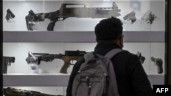 Un nuevo tipo de arma, supuestamente no letal pero conocida como "traumática", está proliferando en las calles de Bogotá y otras ciudades importantes de Colombia, al punto de convertirse en un problema de seguridad pública. [Foto de archivo]