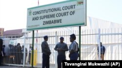 Police officers secure the area outside the Constitutional Court in Harare, Wednesday, Aug, 22, 2018. ((AP Photo/Tsvangirayi Mukwazhi)