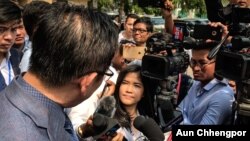 VOA Khmer reporter Vicheika Kann at work. (VOA photo/A. Chhengpor)