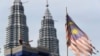 Bendera nasional Malaysia berkibar di depan Menara Petronas di Kuala Lumpur, Malaysia. (Foto: AP)