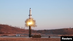 김정은 국무위원장이 지난 12일 북한의 신형 중장거리 전략탄도미사일(IRBM)인 '북극성 2형' 시험발사를 현지지도했다고 조선중앙통신이 13일 보도했다. 
