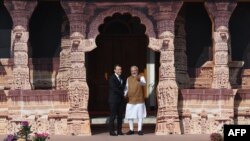 លោក​នាយក​រដ្ឋមន្ត្រី​ឥណ្ឌា Narendra Modi (រូប​ស្តាំ) ស្វាគមន៍​លោក​ប្រធានាធិបតី​បារាំង នៅ​ក្នុង​សម្ព័ន្ធ​សូឡា​អន្តរជាតិ​នៅ​ក្នុង​ក្រុង​ញូវដេលី កាលពី​ថ្ងៃទី១១ ខែមីនា ឆ្នាំ២០១៨។