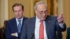 Pemimpin mayoritas Senat AS Chuck Schumer berbicara dalam konferensi pers di Gedung Capitol, Washington, pada 17 Januari 2024. (Foto: AP/Mariam Zuhaib)