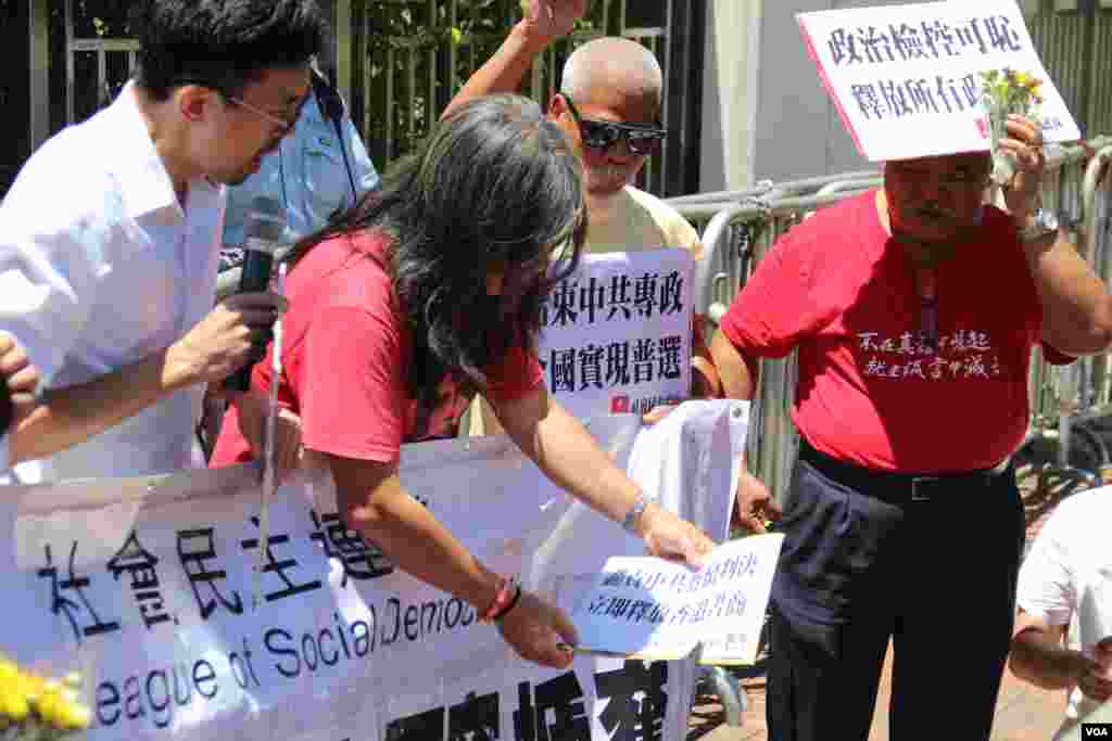 香港社民连赴中联办抗议传媒人获刑（美国之音海彦拍摄）