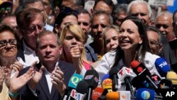 ARCHIVO - María Corina Machado, candidata presidencial opositora en Venezuela, pronuncia un discurso en Caracas el pasado 29 de enero. Entre los dirigentes políticos que le acompañan, están Juan Pablo Guanipa y César Pérez Vivas, a la izquierda.