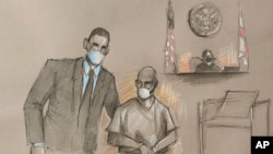 En la breve audiencia de 15 minutos en los tribunales federales de Miami, Mario Antonio Palacios, vestido con traje de camisola, pantalón beige de preso y con auriculares para escuchar la traducción al español, permaneció sentado junto a su abogado Alfredo Izaguirre.
