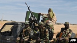 Tentara Niger berpatroli di luar Bandara Diffa, di tenggara Niger, dekat perbatasan Nigeria, 23 Desember 2020.