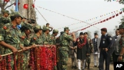 尼泊尔毛派前武装分子在2011年1月22日迎接尼泊尔总理 