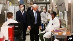 El vicepresidente de EE.UU., Mike Pence, visita el laboratorio molecular de pruebas en la Clínica Mayo, el 28 de abril de 2020.