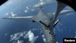 美國的B1-B隱身戰略轟炸機空中加油 。（資料圖片）