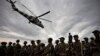 Un hélicoptère de l’armée congolaise vole au-dessus des troupes rwandaises en préparation d’une opération conjointe à Goma, dans l’est de la RDC, 25 février 2009. 