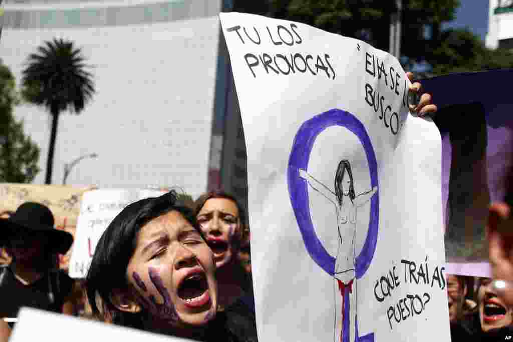 En México, unas 200 personas se concentraron en la estatua del Ángel de la Independencia con carteles con leyendas como "Ni una más" mientras gritaban "¡Aunque traiga escote, aunque traiga falda, no quiero ser asesinada!". 