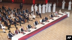 Qatarda kechayotgan tinchlik muzokaralarida Afg'onistondagi siyosiy kuchlarning vakillari orasida ayollar deyarli ko'rinmaydi. Ilk tadbirlarda qatnashgan xotin-qizlar bugun chetlashtirilgan. 