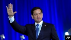 ARCHIVO - El senador Marco Rubio saluda antes de que el candidato presidencial republicano, el expresidente Donald Trump, hable, en West Palm Beach, Florida, el 14 de junio de 2024.