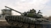 Sebuah tank milik pasukan militer Rusia melintas di wilayah Krasnodar dalam latihan militer yang diadakan pada 14 Desember 2021. (Foto: AP)