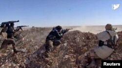 Para pejuang Suriah dari Pasukan Demokratik Suriah (SDF) mengepung posisi militan ISIS (foto: dok). 