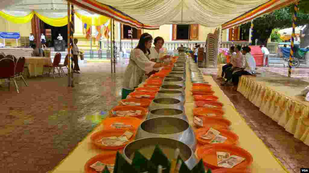 ពុទ្ធសាសនិករាប់បាតនៅក្នុងវត្តបទុមវតីរាជវរារាម (ហៅវត្តបទុម) ក្នុងរាជធានីភ្នំពេញ នៅថ្ងៃកាន់បិណ្ឌទី៥ (ថ្ងៃទី២១ ខែកញ្ញា ឆ្នាំ២០១៦)។ (ប៊ុន ប៉េងហ៊ុយ/VOA)