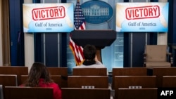 Dos pantallas reflejan un mensaje de "Victoria" en el salón de prensa de la Casa Blanca en Washington DC, después de la decisión de un juez de desestimar una demanda de la agencia AP sobre el uso del término "Golfo de México", el 24 de febrero de 2025.