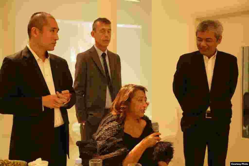 លោកស្រី Zaha Hadid ស្ថាបត្យករជាតិអង់គ្លេស-អ៊ីរ៉ាក់ដ៏ល្បីល្បាញ និយាយនៅក្នុងការបង្ហាញប្លង់វិទ្យាស្ថានស្លឹករឹត ដែលរចនាដោយលោកស្រី នៅឯវិចិត្រសាលរបស់លោកស្រី Zaha Hadid នៅក្នុងទីក្រុងឡុងដ៍ នៅថ្ងៃទី៩ ខែតុលា ឆ្នាំ២០១៤។ (Photo by Nhean Socheat/The Sleuk Rith Institute/DC-Cam)