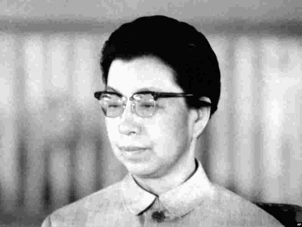 江青在1972年。1970年8月下旬举行的中共中央九届二中全会期间,江青带着惊恐不安的张春桥、姚文元对毛泽东反映情况。毛扶持弱势的江青集团,打压强势的林彪集团,力挽狂澜,逼陈伯达和林彪的部将们检讨。 11月,中共中央发出关于传达陈伯达反党问题的指示,开展批陈整风运动。但林彪坚持不检讨。