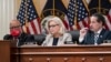 La representante Liz Cheney, republicana por Wyoming, vicepresidenta del panel de la Cámara que investiga la insurrección del 6 de enero en el Capitolio de EE. UU., flanqueada por el presidente del panel, el demócrata Bennie Thompson, izquierda, y el representante Jamie Raskin.