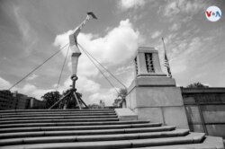 “Bolt of Lightning”, la escultura del diseñador Isamu Noguchi. [Foto tomada el martes 26 de mayo de 2020]