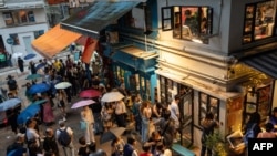人群2024年3月31日聚集在香港上环的一条静谧小巷，向独立书店见山书店（Mount Zero Books）告别。（法新社）