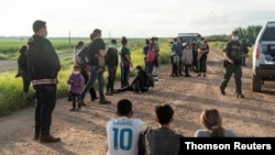 Inmigrantes en busca de asilo son detenidos por la patrulla fronteriza en la localidad Las Peñitas, Texas, Estados Unidos, tras cruzar el Río Grande.