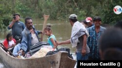 Pobladores de Bilwi tratan de cruzar un río crecido en la Costa Caribe de Nicaragua. [Foto archivo/Houston Castillo, VOA]