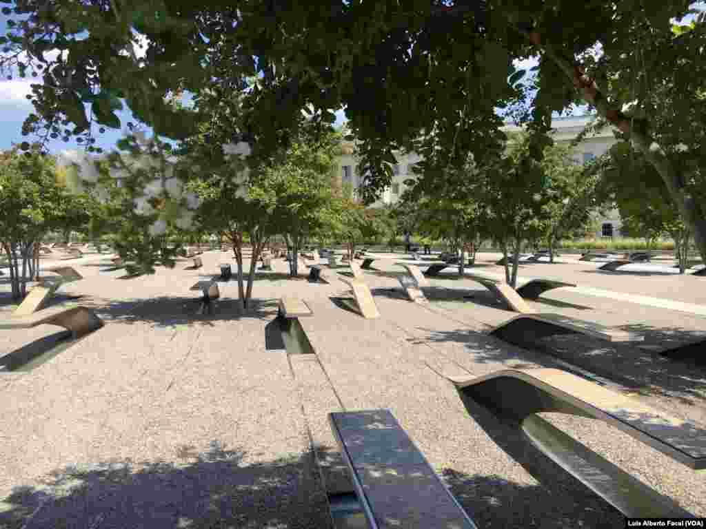 El Monumento a las 184 víctimas del ataque al Pentágono, el 11 de septiembre de 2001, en Arlington, Virginia, está ubicado en el suroeste del Pentágono.