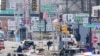 Anggota tim investigasi memeriksa lokasi kecelakaan di mana sebuah pesawat kecil jatuh di Philadelphia, pada 1 Februari 2025. (Foto: AP/Matt Rourke)