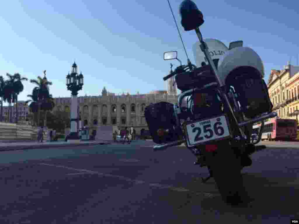 "Caballito" is the name given by Cuban people to police motorcycles like this one parked in front of the Museo de la Revolucion (Museum of the Revolution) in Havana, Aug. 13, 2015. (Celia Mendoza/VOA)