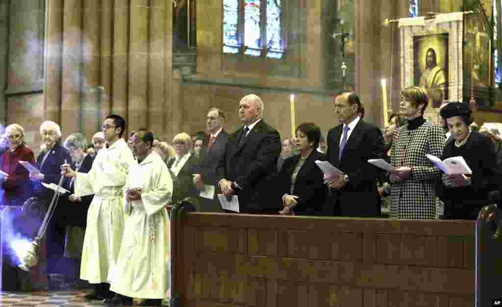 Dari kanan: Gubernur New South Wales Marie Bashir, Margie Abbott, PM Australia Tony Abbott, Lady Lynne Cosgrove dan Gubernur Jenderal Sir Peter Cosgrove menghadiri misa di Katedral St. Mary untuk menghormati para korban jatuhnya pesawat Malaysia Airlines penerbangan MH17, di Sydney, Australia (20/7). (AP/Rob Griffith)