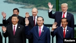 美国总统川普、中国国家主席习近平、俄罗斯总统普京、印尼总统佐科等领导人在越南岘港举行的亚太经合组织会议期间合影 (2017年11月11日)。