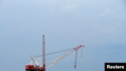 Imagen de plataforma instalada para la colocación de una turbina en un parque eólico frente al Océano Atlántico en Rhode Island, EE.UU., en julio de 2015. [Reuters].