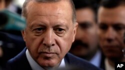 ប្រធានាធិបតីតួកគីលោក Recep Tayyip Erdogan ថ្លែងទៅកាន់ក្រុមអ្នកសារព័ត៌មាននៅសភា ក្នុងក្រុងអង់ការ៉ា ប្រទេសតួកគី កាលពីថ្ងៃទី១៩ ខែកុម្ភៈ ឆ្នាំ២០២០។ 