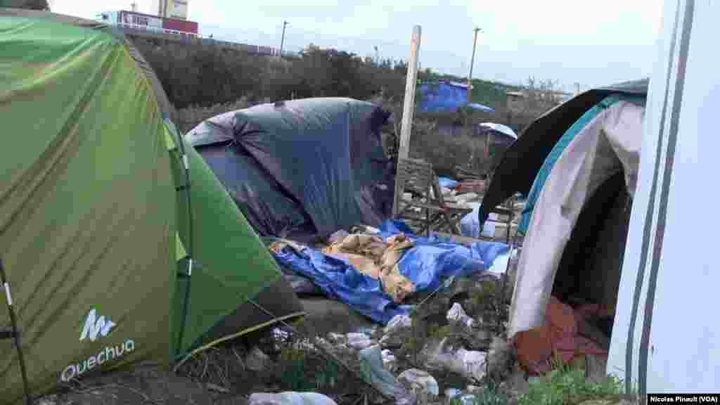 La "jungle" est le nom du camp situé aux abords de Calais dans le nord de la France, 13 octobre 2015 (Nicolas Pinault/VOA). 