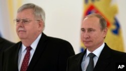 U.S. Ambassador to Russia John Tefft, left, and Russian President Vladimir Putin pose for a photo after presentation of credentials in the Kremlin, Moscow, Russia, Nov. 19, 2014.
