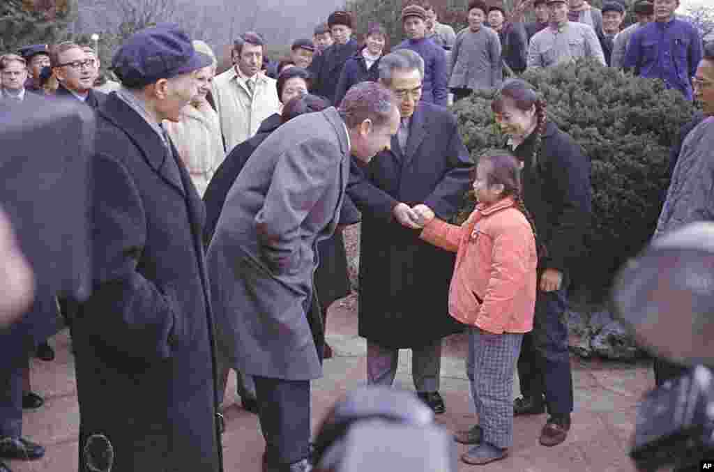 1972年2月26日中国总理周恩来陪美国总统尼克松游览杭州西湖,尼克松和小女孩交谈。次日,《中美联合公报》在西湖国宾馆1号楼的八角亭草签。 2月28日,美中双方在上海发表联合公报《上海公报》,这标志着两国在对抗了20多年后开始走向历史性的新阶段。 至今双方都把《上海公报》作为两国关系的基础之一。