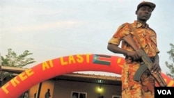 Seorang tentara Sudan selatan melakukan penjagaan di ibukota Juba pada akhir referendum kemerdekaan (16/1).