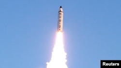 김정은 노동당 위원장이 지난 12일 북한의 신형 중장거리 전략탄도미사일(IRBM)인 '북극성 2형' 시험발사를 현지지도했다고 조선중앙통신이 13일 보도했다. 