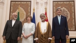 Dari kiri: Menlu Iran Javad Zarif, Kepala KEbijakan Luar Negeri Uni Eropa Catherine Ashton, Menteri Penanggung Jawab Urusan Luara Negeri Oman, Yussef bin Alawi dan Menlu AS John Kerry di Muscat, Oman (9/11).