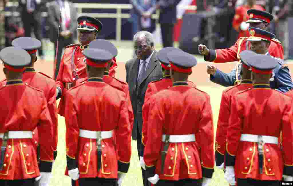 Rais wa Kenya anaeondoka madarakani Mwai Kibaki akikagua kwa mara ya mwisho gwaride rasmi la jeshi kabla ya kuanza ssherehe rasmi za kuapishwa rais President Uhuru Kenyatta huko uwanja wa Kasarani, Nairobi, Aprili 9, 2013.