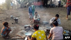 စစ်ကိုင်းတိုင်းဒေသကြီး ကနီမြို့နယ်က စစ်ဘေးရှောင်ပြည်သူများ။ (ယခင်မှတ်တမ်းဓာတ်ပုံ)