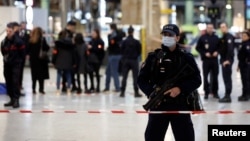 Pripadnici francuske policije obezbeđuju mesto napada, nakon što je muškarac nožem ranio nekoliko ljudu na železničkoj stanici Gar du Nor, Pariz, 11. januara 2023.