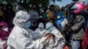 Para pengendara motor sedang menjalani tes usap (swab) COVID-19 di pos pemeriksaan di Surabaya, Minggu, 6 Juni 2021. (Foto: Juni Kriswanto/AFP)