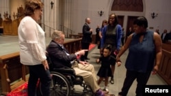 Mantan Presiden AS George H. W. Bush melihat peti jenazah mendiang istrinya, mantan ibu negara, Barbara Bush, bersama putrinya Dorothy "Doro" Bush Koch di Gereja Episkopal St. Martin, Houston, Texas, 20 April 2018. (Foto: dok).