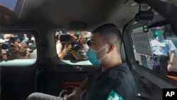 Tong Ying-kit, de 23 años, llega a un tribunal en una camioneta de la policía en Hong Kong, el 6 de julio de 2020.